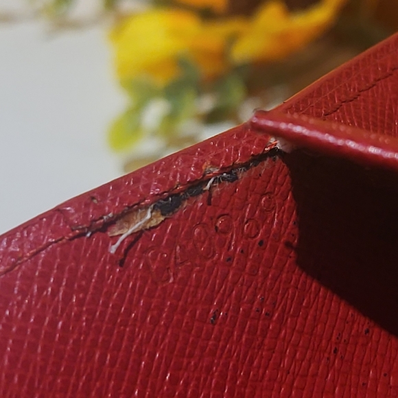 🔥SOLD🔥LOUIS🌻VUITTON EUC Epi Bifold Passport Agenda - Picture 13 of 16